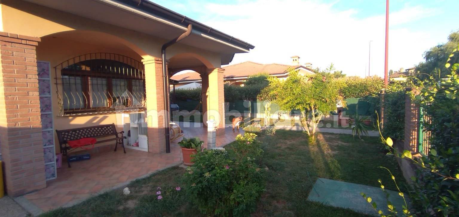 Villa indipendente in vendita a Area Residenzia in  Battuda (PV)