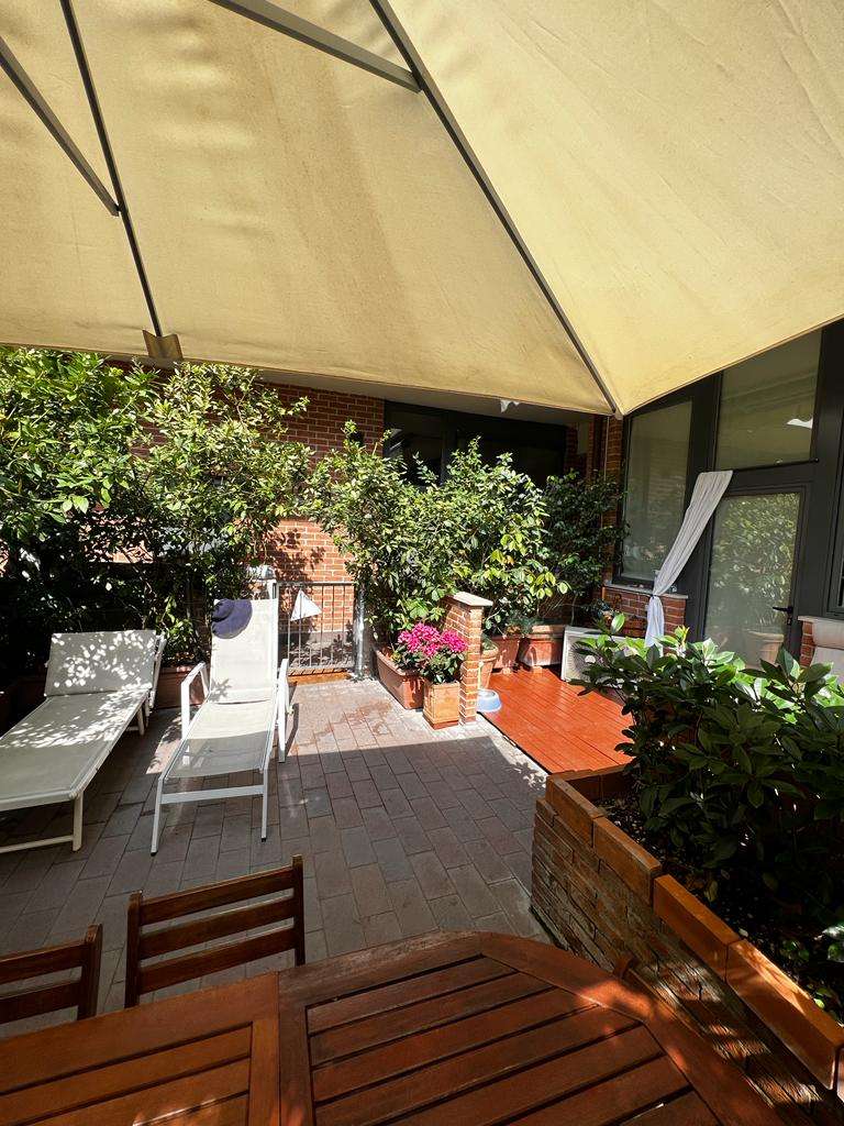 Milano via Mecenate appartamento con ampio giardino privato