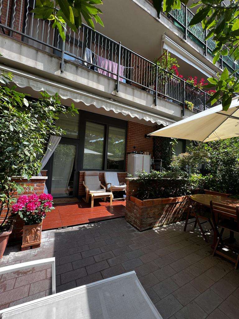Milano via Mecenate appartamento con ampio giardino privato
