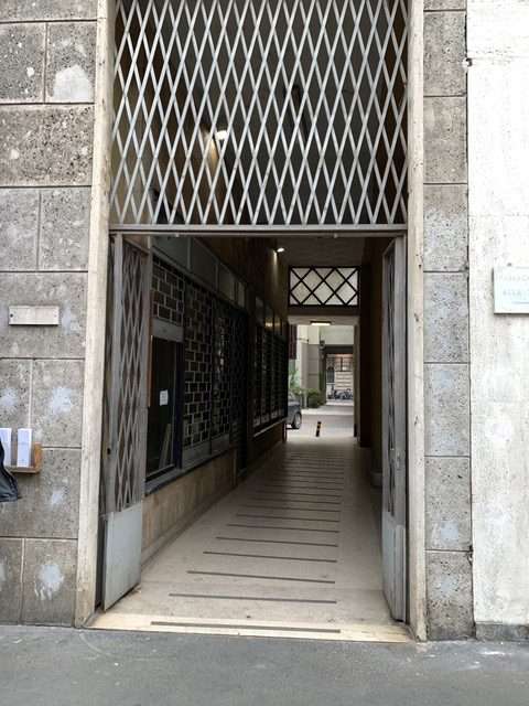 Affittasi negozio in corso di Porta Vittoria, Milano.