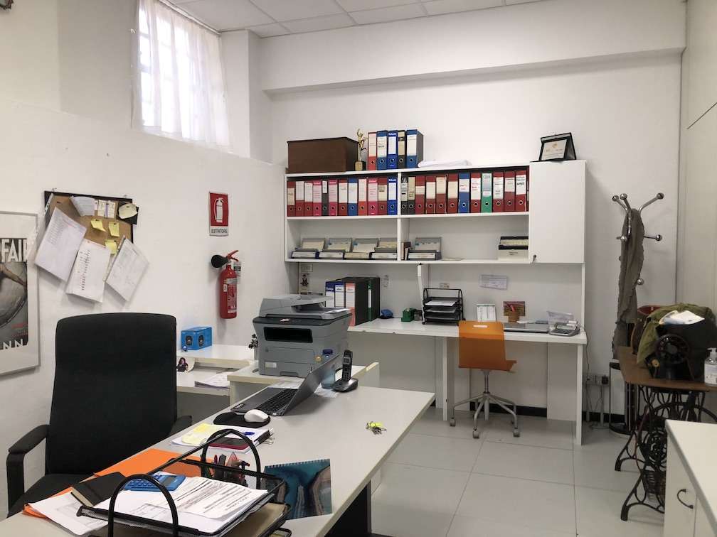 Vendesi laboratorio piazza Castelli, Milano.