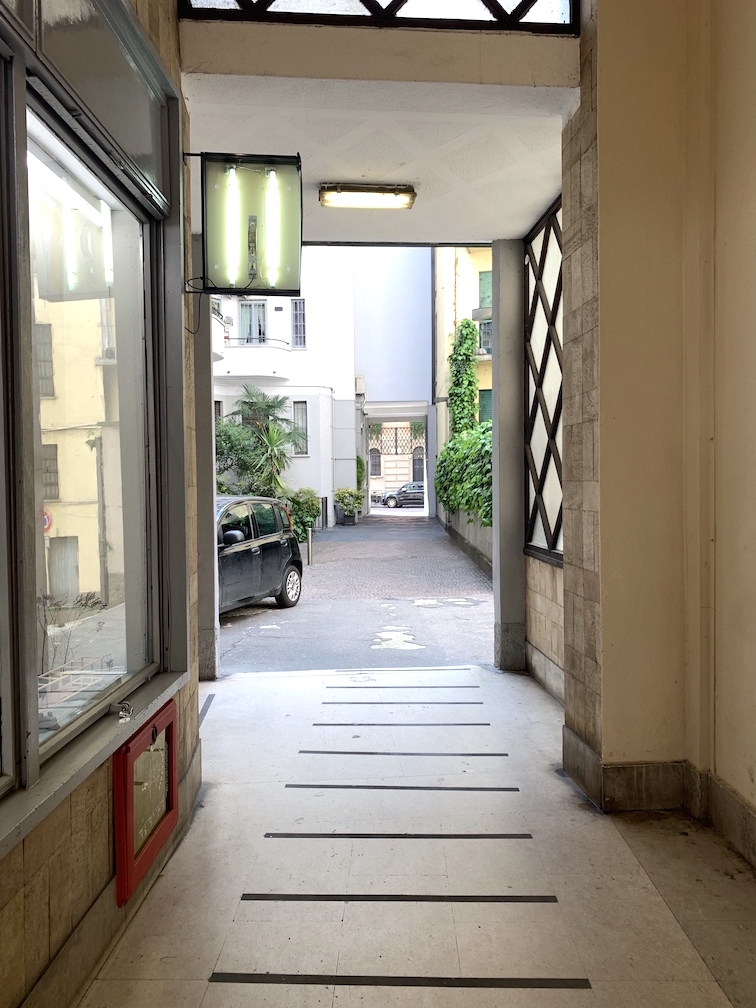 Vendesi magazzino in corso di Porta Vittoria, Milano.