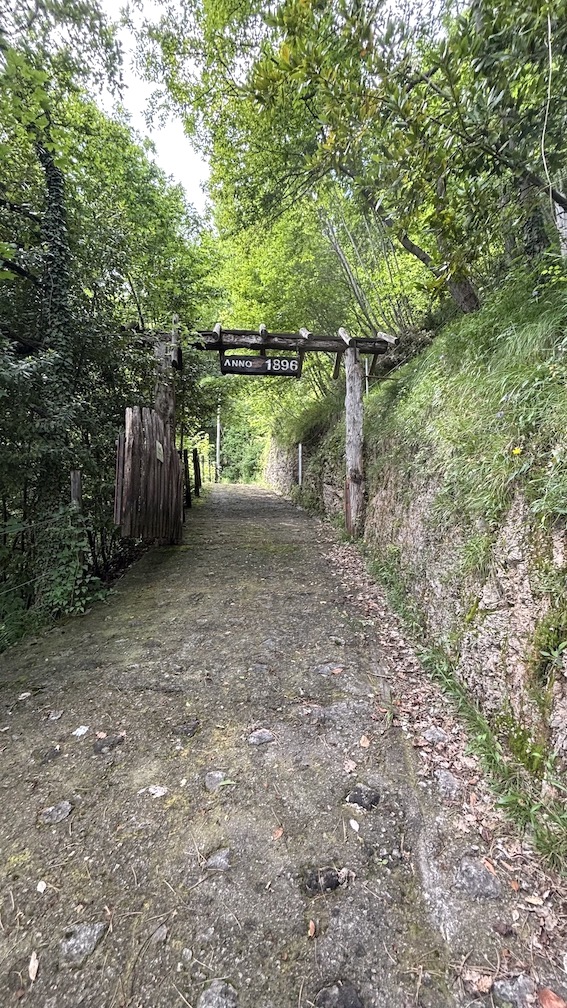 Vendesi casa indipendente ad Alzano Lombardo (BG).