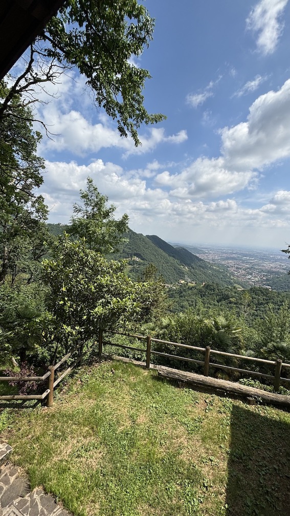 Vendesi casa indipendente ad Alzano Lombardo (BG).