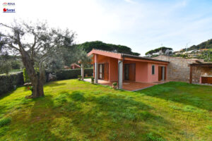 Bellissima villa con giardino e vista mare –...