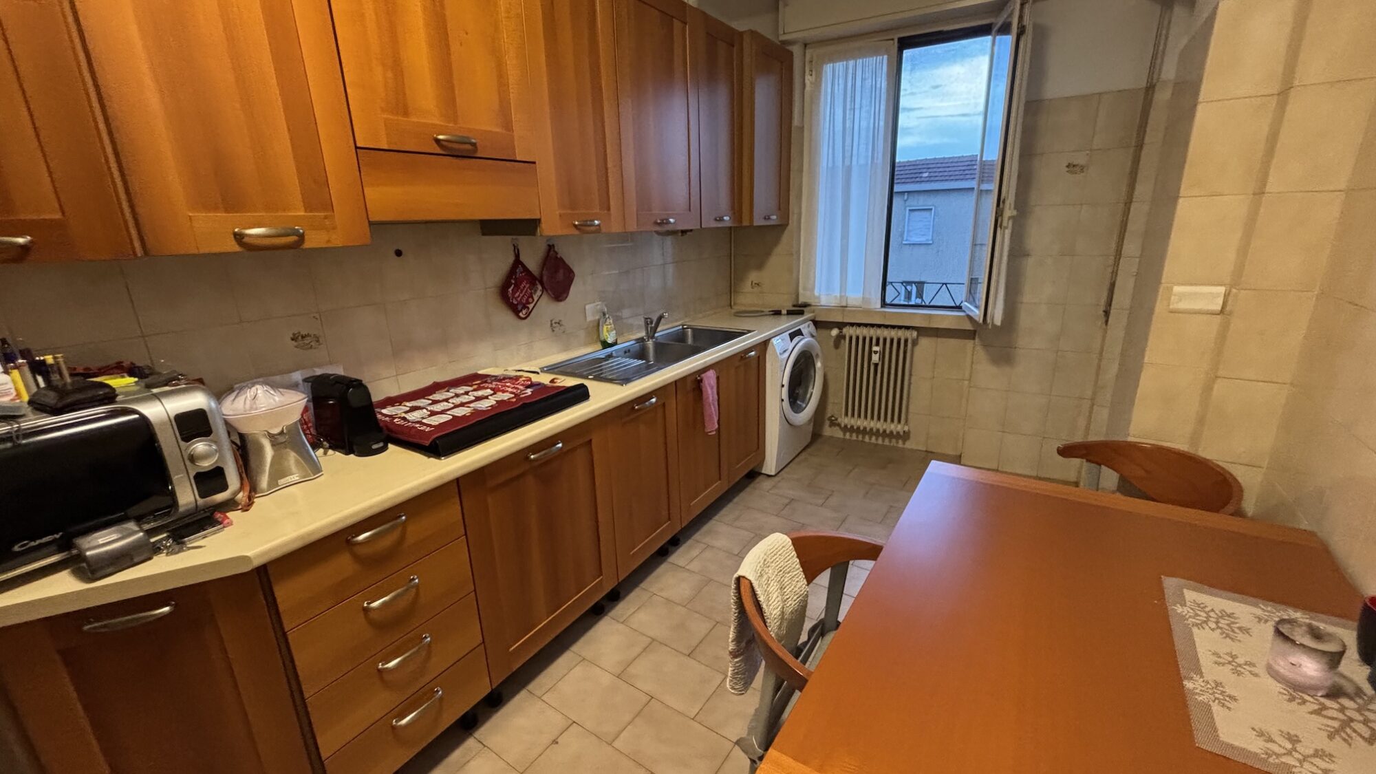 Vendesi 2 locali adiacenze via Caracciolo. Vendesi 2 locali adiacenze via Caracciolo.