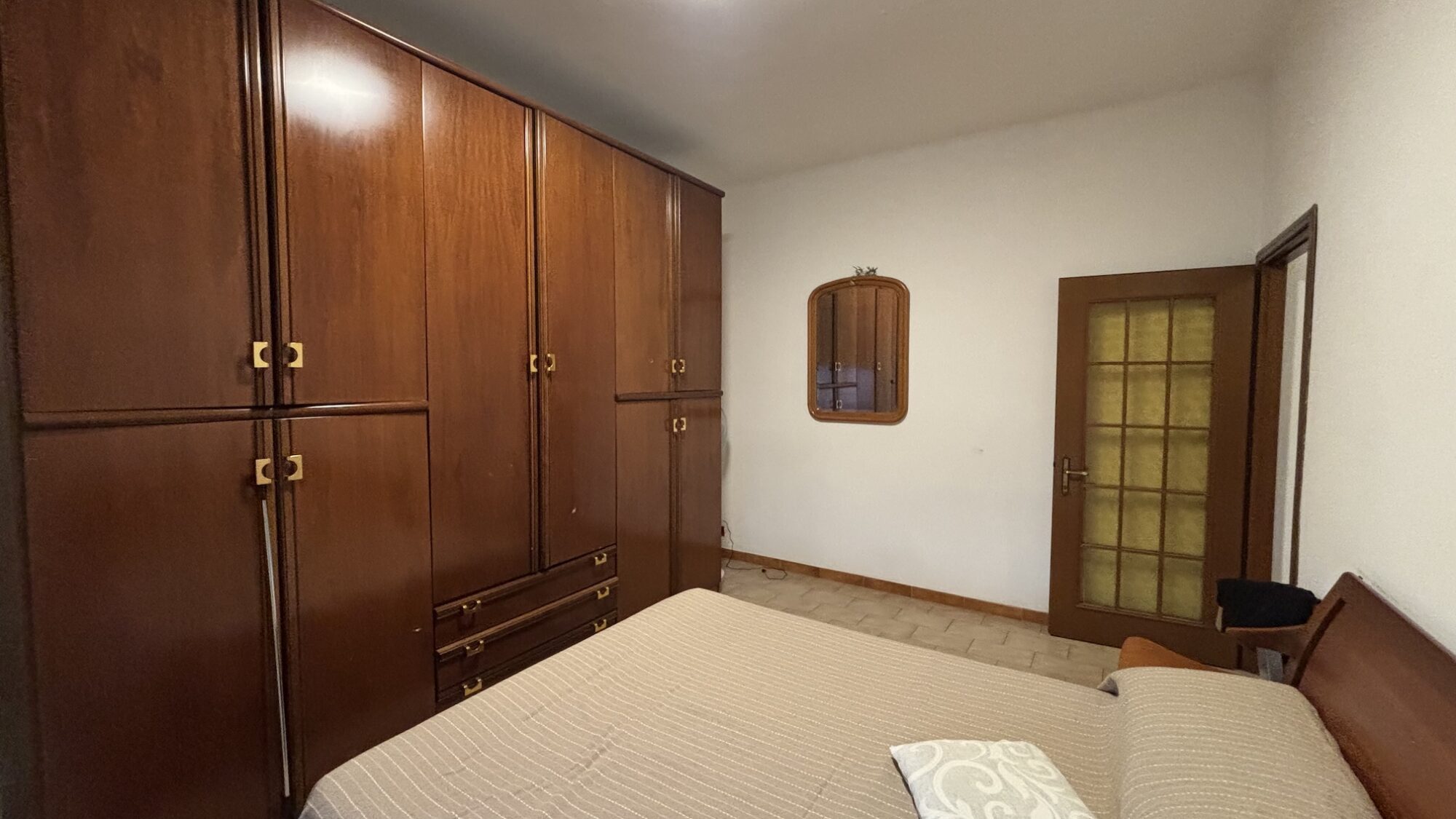 Vendesi 2 locali adiacenze via Caracciolo. Vendesi 2 locali adiacenze via Caracciolo.