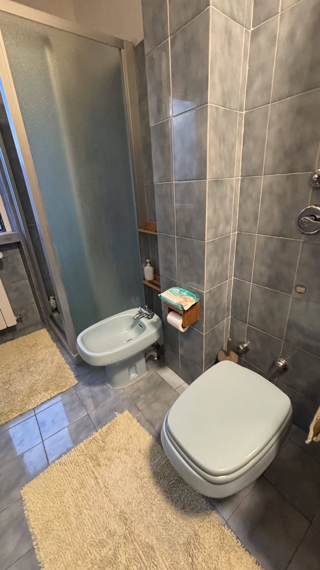 Vendesi 2 locali adiacenze via Caracciolo. Vendesi 2 locali adiacenze via Caracciolo.