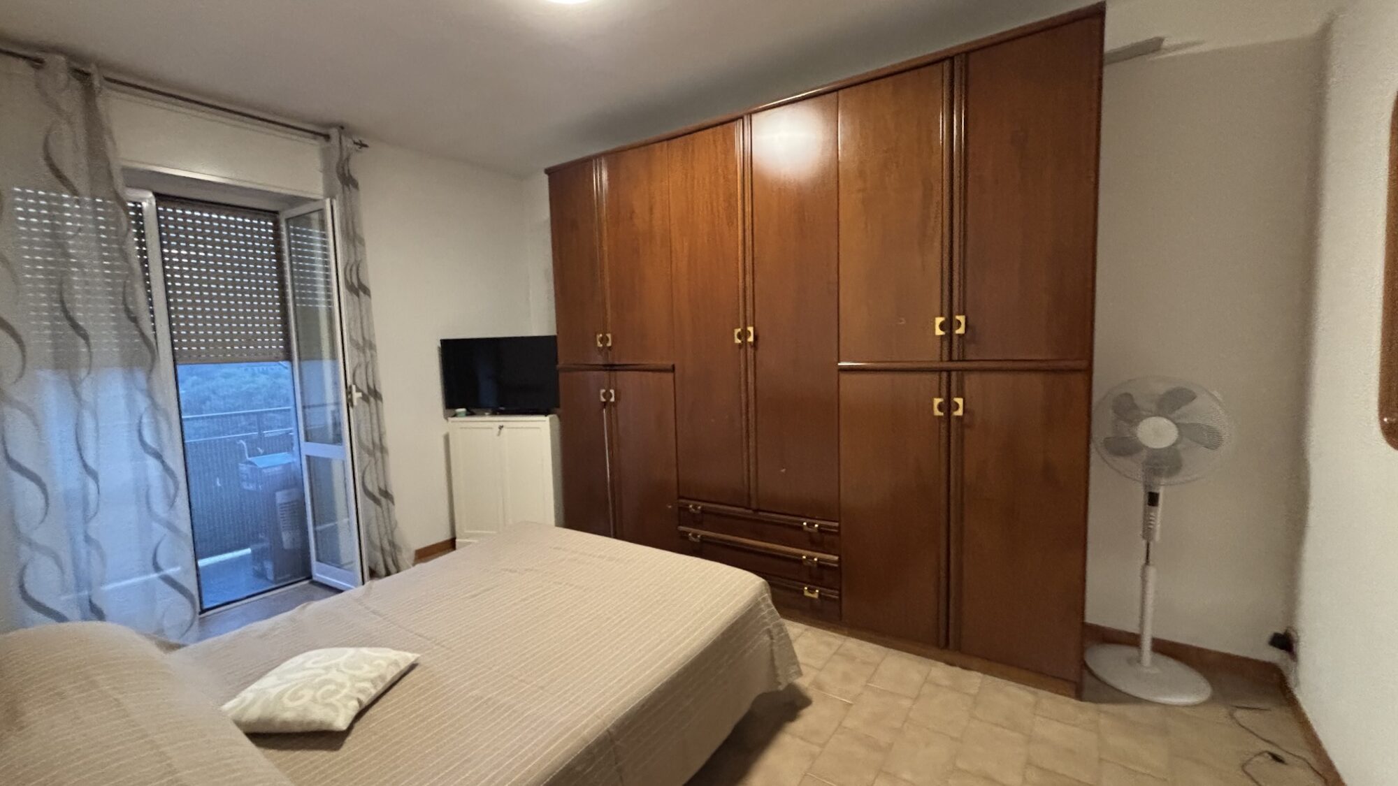 Vendesi 2 locali adiacenze via Caracciolo. Vendesi 2 locali adiacenze via Caracciolo.