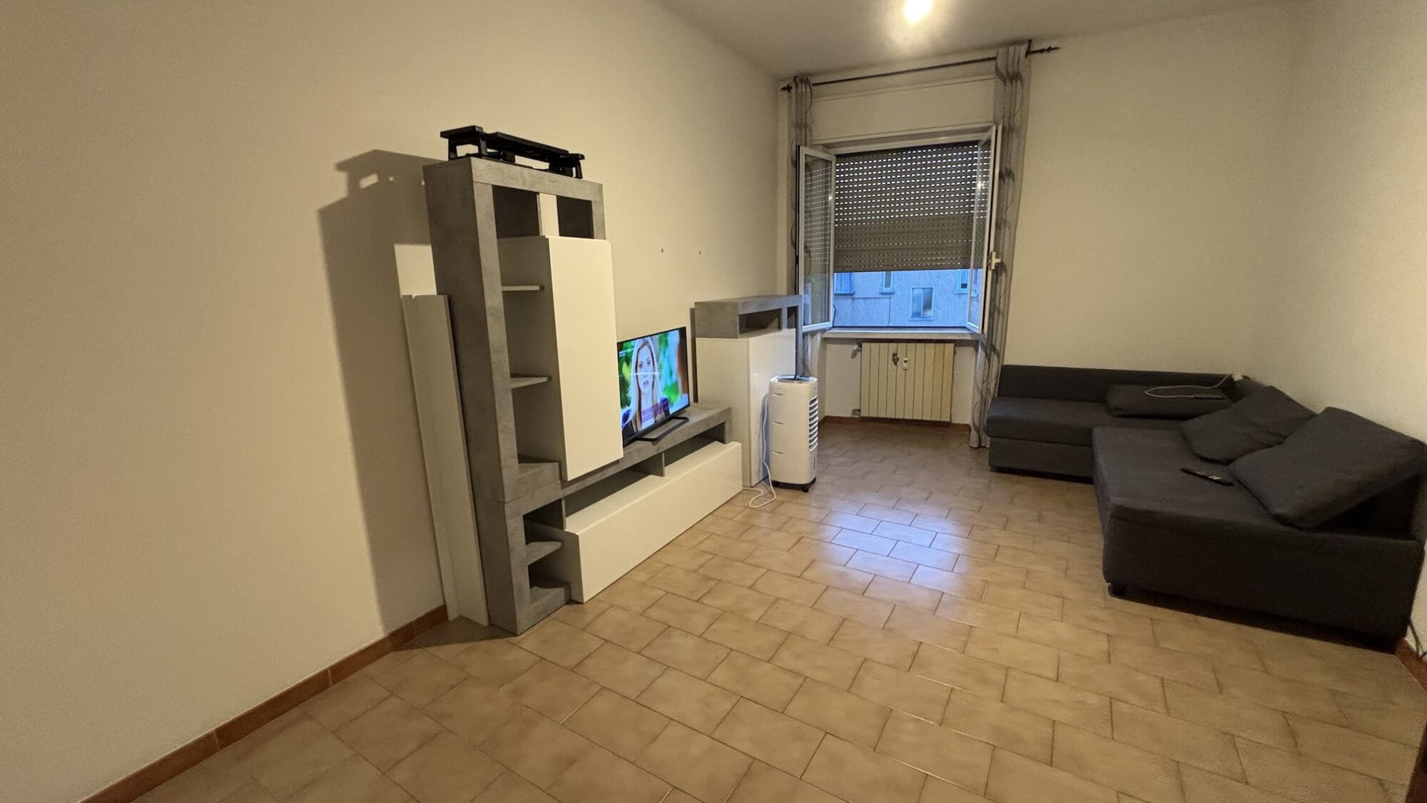 Vendesi 2 locali adiacenze via Caracciolo. Vendesi 2 locali adiacenze via Caracciolo.