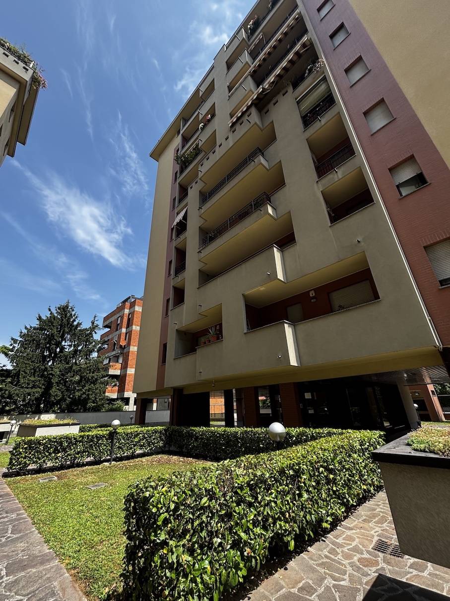 Affittasi 2 locali con terrazzo adiacenze Portello, Milano.