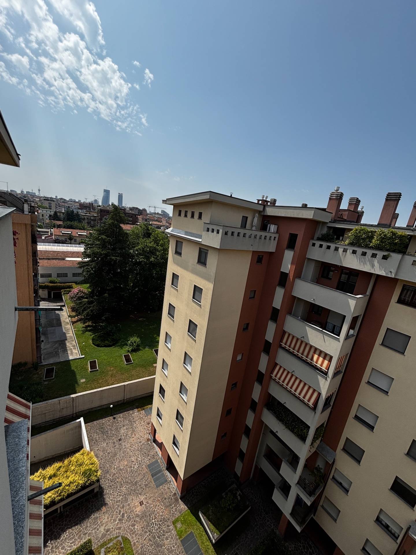 Affittasi 2 locali con terrazzo adiacenze Portello, Milano.