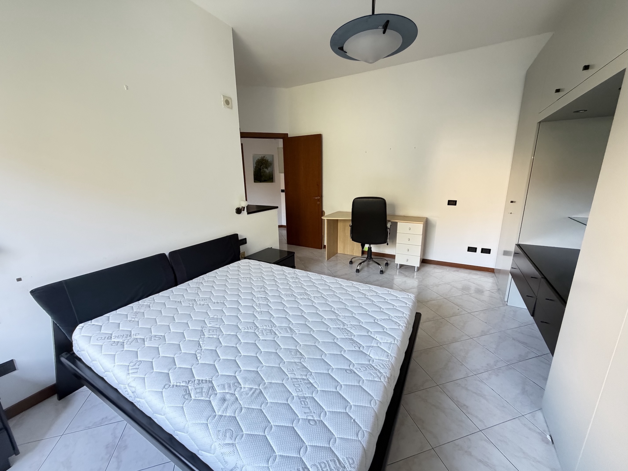 Vendesi 3 locali adiacenze piazza Diocleziano. Vendesi 3 locali adiacenze piazza Diocleziano.