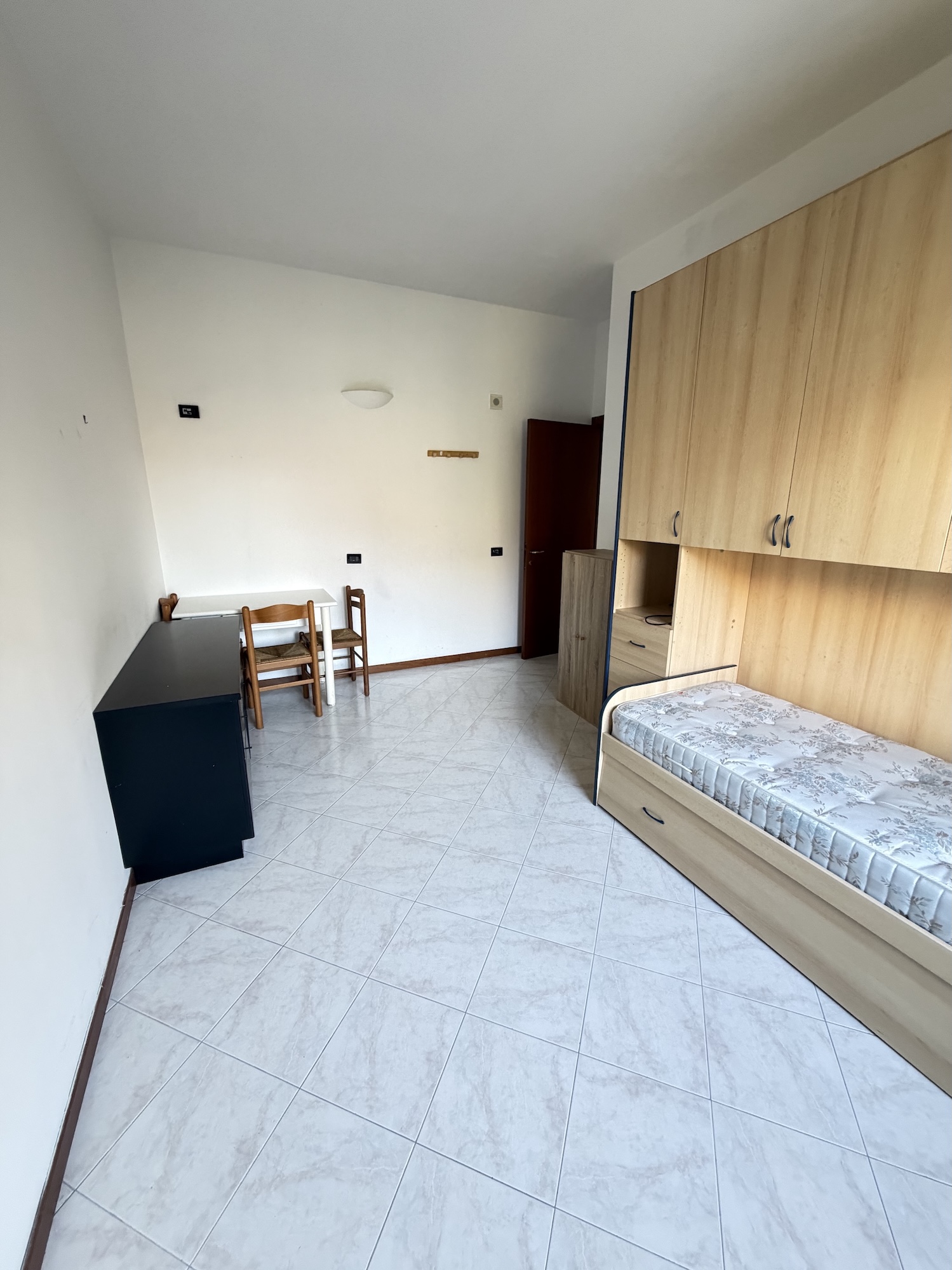 Vendesi 3 locali adiacenze piazza Diocleziano. Vendesi 3 locali adiacenze piazza Diocleziano.