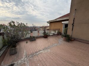 Affittasi monolocale con terrazzo via Govone.