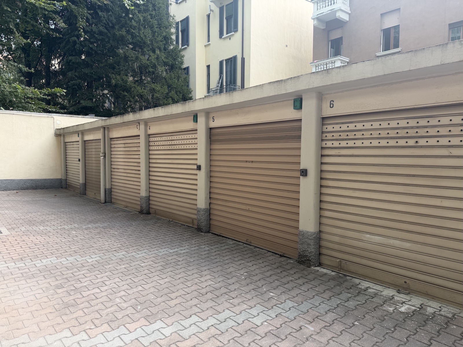 Vendesi box via Caracciolo, Milano Vendesi box via Caracciolo, Milano